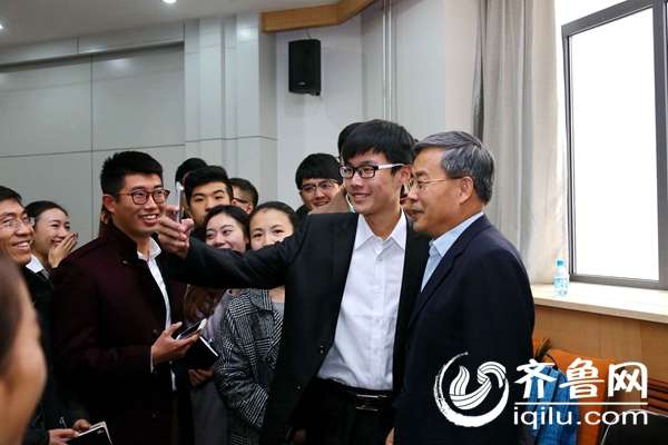 郭树清接受大学生杨彬同学的自拍请求，与杨彬合影。
