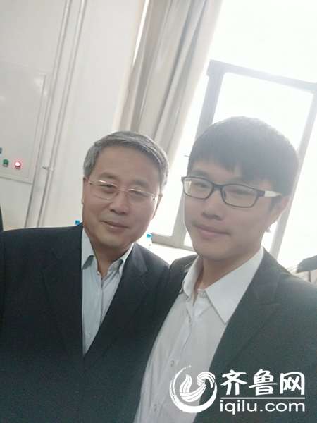 杨彬同学向记者提供了与郭树清省长的自拍照。