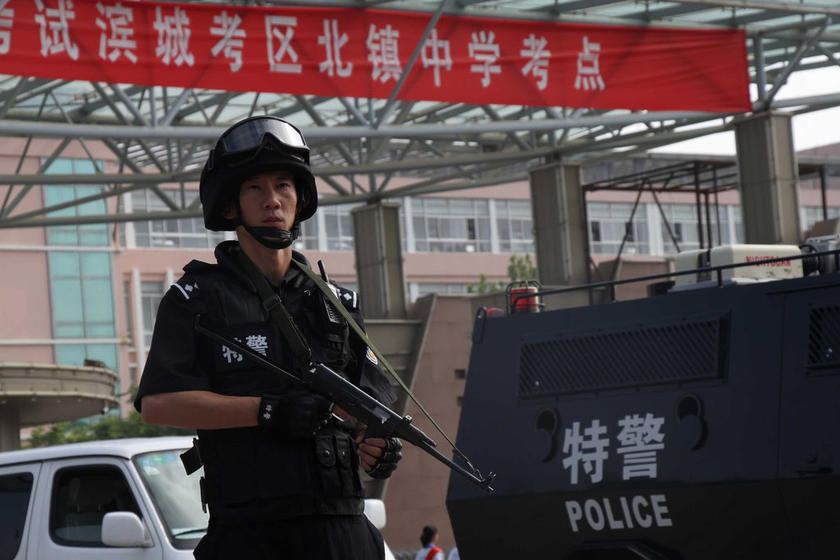 高清:2014高考第一天 武警特警持*护考-中国学