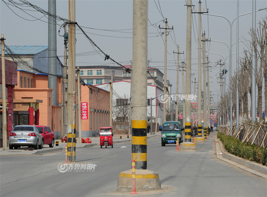 济南一道路千米内50多根电线杆林立如"迷魂阵(图)