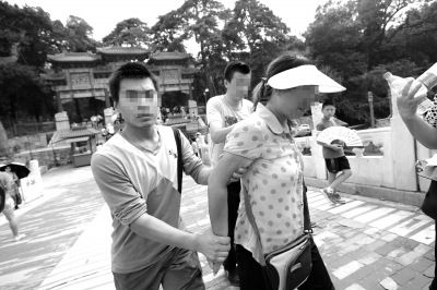 北京海淀警方专项打击行动一刻钟抓10个黑导游