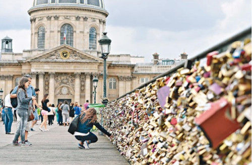 数不尽的爱情锁重达数吨恐压垮法国巴黎桥（图）