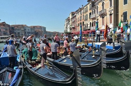 意大利威尼斯禁止巨型游轮在城市水路通航