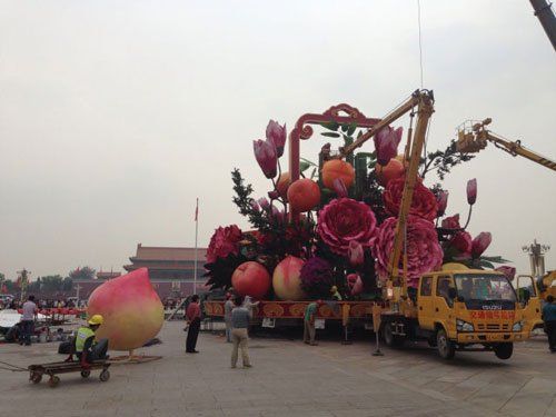 天安门广场历年最大花篮亮相直径达50米（图）（2）
