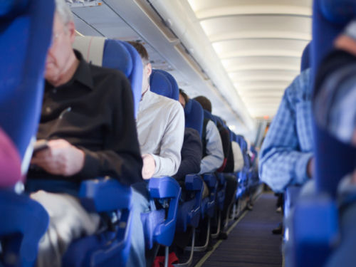 美国飞机座椅间距变窄乘客搭机像挤沙丁鱼罐头
