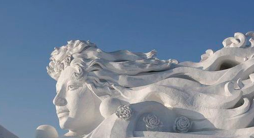 哈尔滨冰雕节开幕 宏伟“城堡”亮相