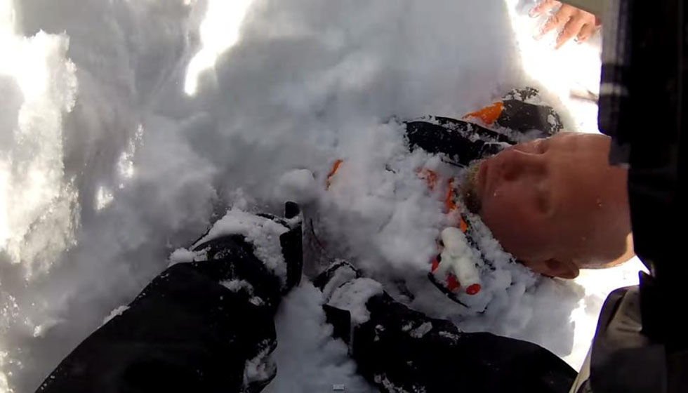 美国男子登山遇雪崩被埋摄像头记录惊险过程 登山 摄像头 凤凰旅游