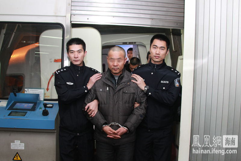海口龙华警方将犯罪嫌疑人郭某押回海口.
