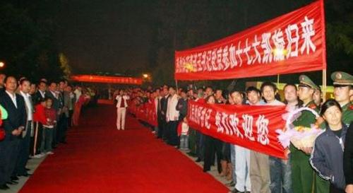 李连玉在京开完十七大后,于回乡途中,受到了有关单位和群众的热烈欢迎