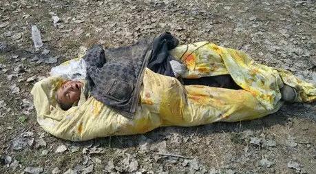 网曝邳州一老人被扔到野外等死 奄奄一息(图)_江苏频道_凤凰网