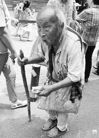 河南103岁乞讨老人:对不起干部 给国家抹大黑