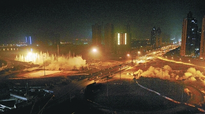 图为：汪家嘴立交桥昨晚9点成功爆破。记者金振强 摄 来源：武汉晚报