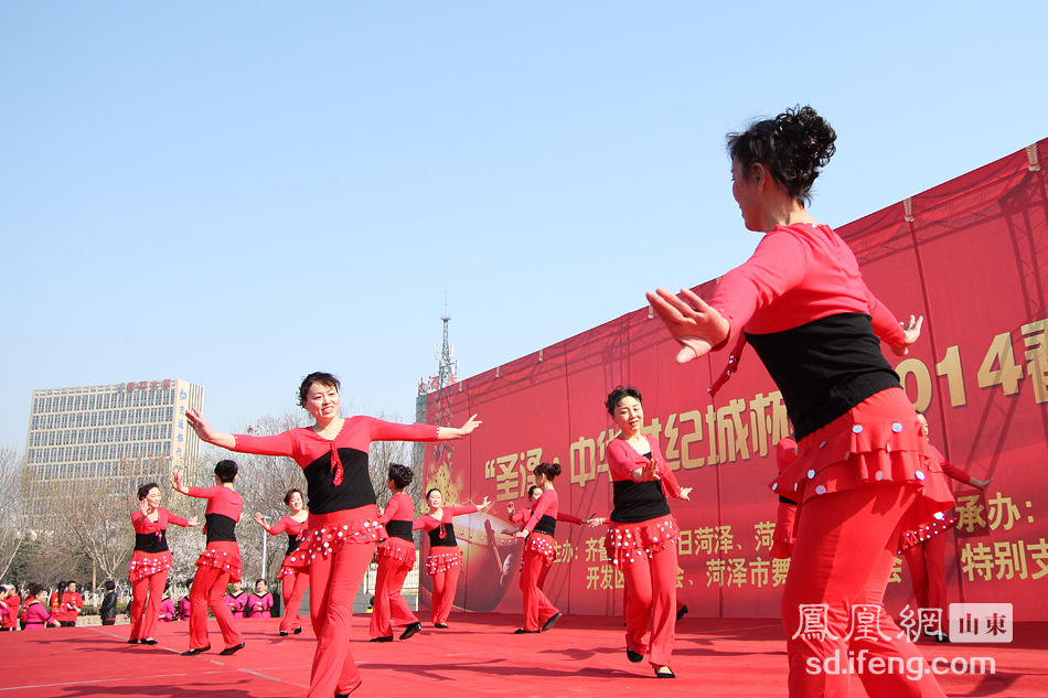 3月22日上午，菏泽2014春季广场舞大赛在开发区人民广场成功举办。