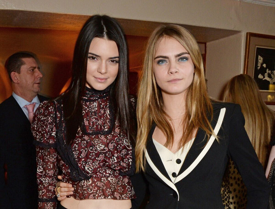 肯达尔·詹娜(Kendall Jenner)和卡拉·迪瓦伊(Cara Delevingne)