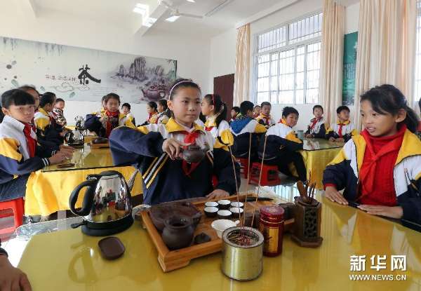 12月8日,福建省武夷山市新丰中心小学五年级的学生在上茶艺课.