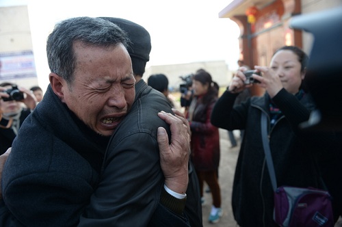 相见的一刹那,李爱山和亲人相拥而泣