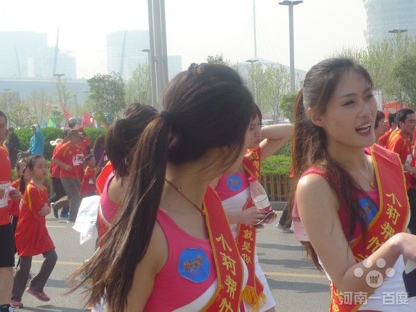 2012郑开国际马拉松最养眼的啦啦队