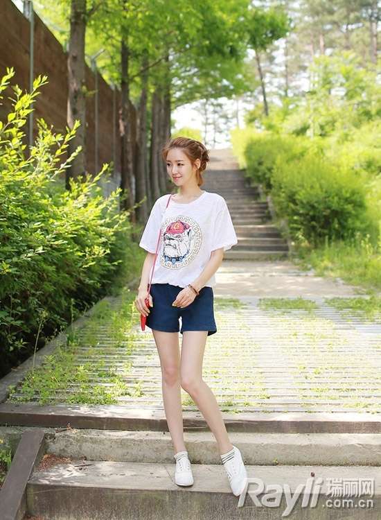 炎热夏季来临,如何穿得清爽又时髦?带有趣味图案的可爱服饰,会在一定程度上减落夏天的烦躁感,带来轻松愉快的俏皮味儿。尤其是极具休闲范的个性T恤,加上趣味的图案印花,搭配各式的短裤、短裙,或者干练的紧身裤,时髦的破洞牛仔裤等,成为街头亮眼风景。