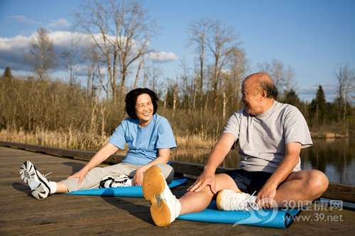  百岁老太做俯卧撑  揭长寿的秘诀_河南频道_凤