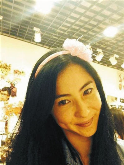 张柏芝戴花形头箍甜笑 粉丝赞其仍是少女(图)