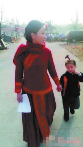 周迅手牵人家娃母爱泛滥 陈坤：很有妈样儿(图)