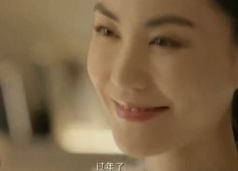 王菲新广告曝光 抛开招牌酷脸露主妇般微笑(图)