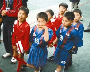 李敏镐小学运动照曝光 曾师从车范根踢球(图)