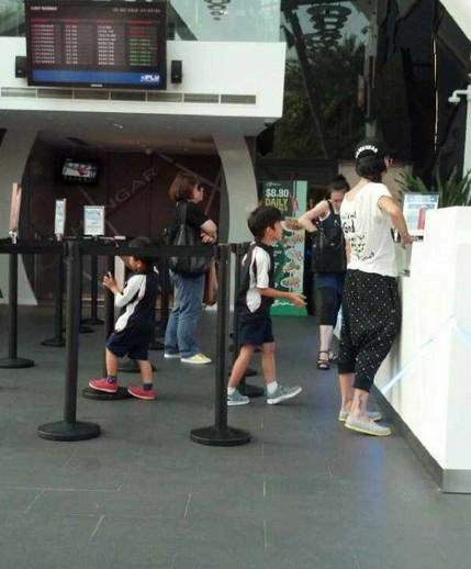 张柏芝带两儿子放学游玩被拍(图)