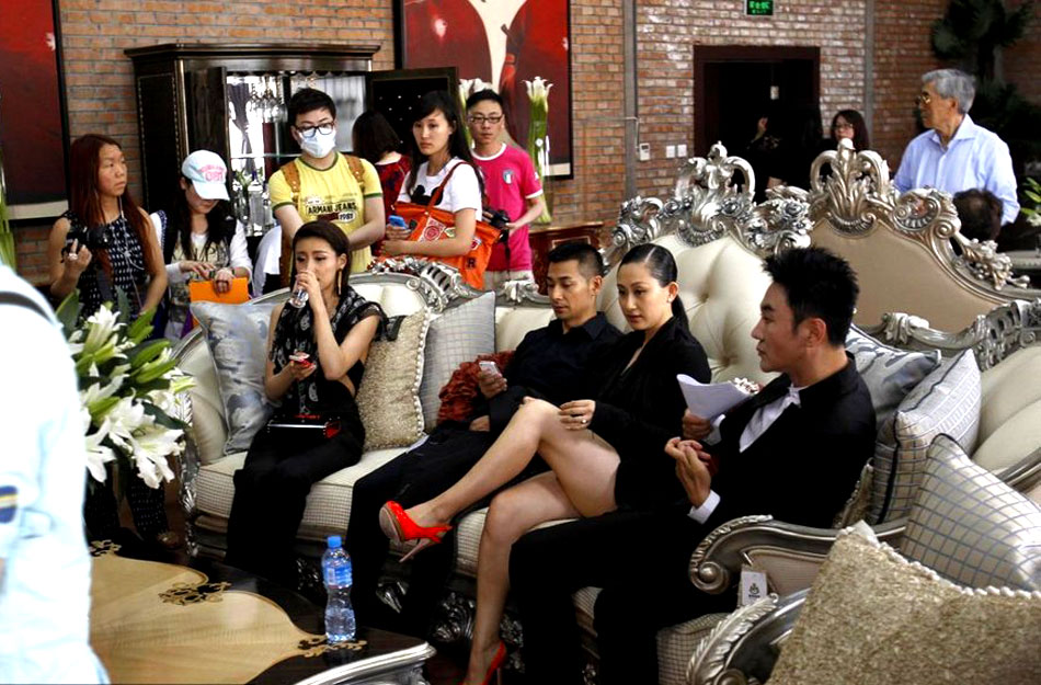 落座沙发后翘起<em>二郎腿</em>