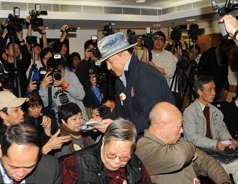 成龙新年办送暖慈善活动