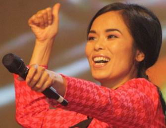  韦唯天津走穴素颜登台献唱