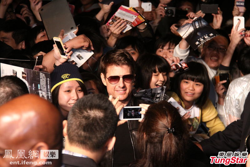 2013年4月6日，台北，科幻新片《遗忘星球》(Oblivion)首映会举行。影星汤姆-克鲁斯（Tom Cruise）第三度来台湾宣传电影，引大批粉丝到场围观。