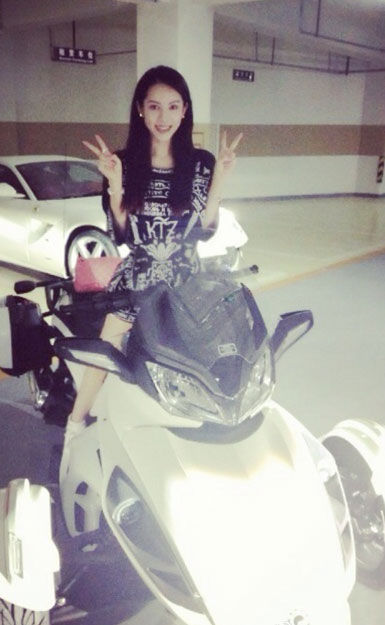 内地嫩模潘霜霜被曝钓富二代 驾豪车出行被拍