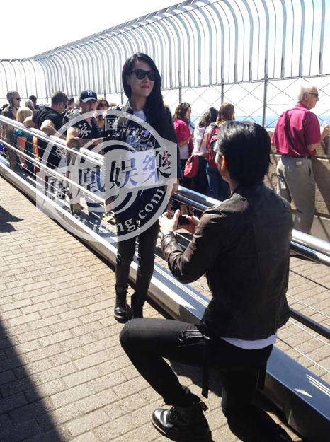 独家:丁一求婚白冰现场图曝光 获外国游客祝福[高清大图]