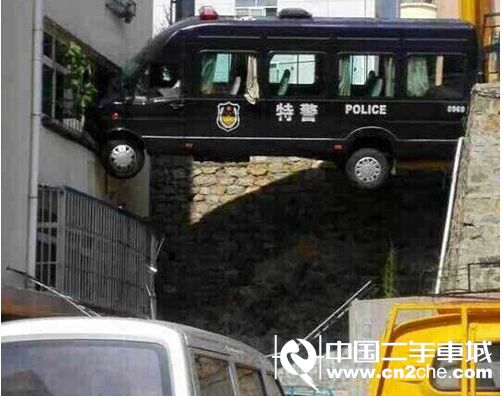 威海特警巡逻车操作失误被卡半空引网友吐槽(图)_频道_凤凰网