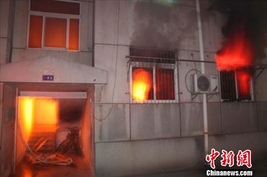 12月18日00时52分，湖北襄阳高新区中原路电气化二处家属院四号楼一单元一楼有人蓄意纵火引发火灾，被困楼上22人获救。