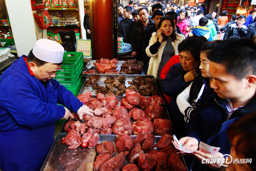 春节临近腊牛肉销售火爆 百余人排长队