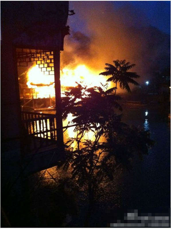 凤凰古城今晨发生火灾 整个酒吧被烧毁(图)