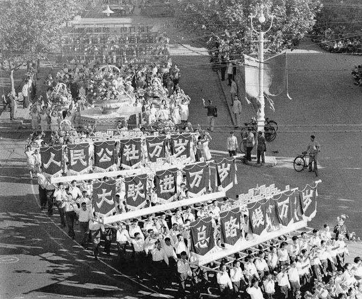 <<点击浏览上一张 信阳农民为1959年饥荒中死去的村民建碑