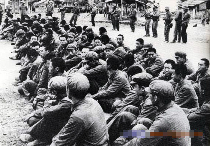 越南军事画册披露中越战争中越军侮辱解放军战俘