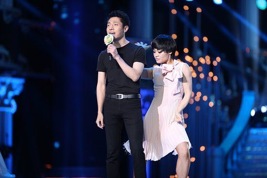 撒贝宁被问恋情无奈傻笑 吟诗代答：君莫问