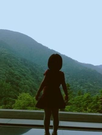 赵薇晒丈夫牵女儿温馨照(图)