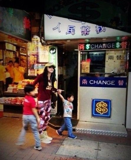张柏芝携俩子闹市逛街 心情好不受绯闻影响