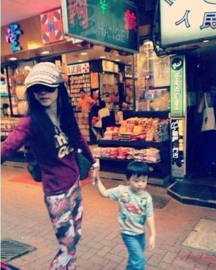 张柏芝携俩子闹市逛街 心情好不受绯闻影响