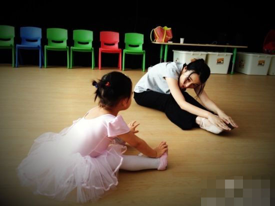 蔡少芬大女儿学芭蕾照。