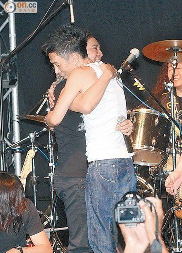 黄贯中隔空讽刺黄家强 与叶世荣同台一拍即合