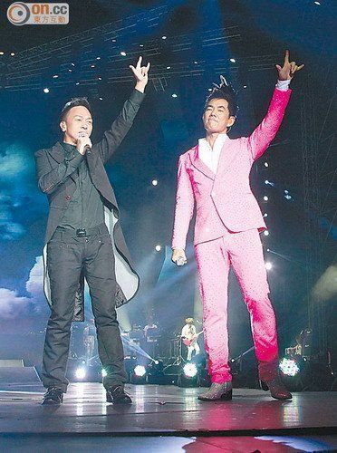 黄贯中隔空讽刺黄家强 与叶世荣同台一拍即合