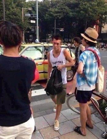 陈冠希与女友被拍显不悦 亲密搂腰不避讳(图)