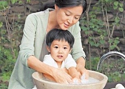 李英爱与双胞胎儿女亲密互动 帮爱子洗澡(图) 