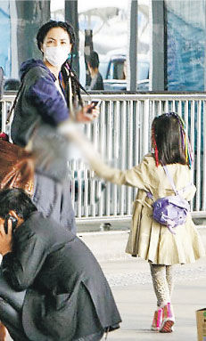 王菲5月份带李嫣游玩 两人扎小辫可爱(图)